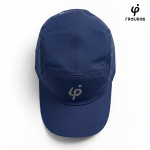 Vista lateral de la gorra técnica Frouros azul marino (color Turquí), mostrando los paneles transpirables y la visera curvada para running.