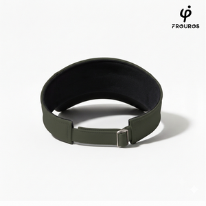 Detalle del cierre ajustable de la visera deportiva Frouros verde oscuro con logotipo para running y protección solar.