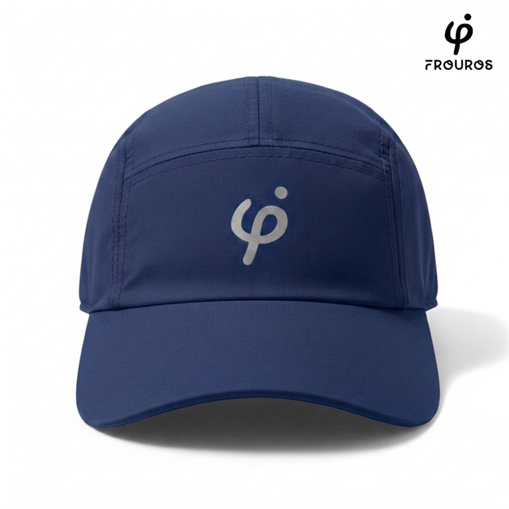 Vista frontal de la gorra deportiva técnica Frouros azul marino (color Turquí) con logotipo para running y protección solar.
