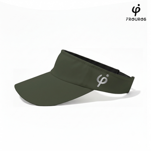 Vista lateral de la visera deportiva Frouros verde oscuro con logotipo para running y protección solar.