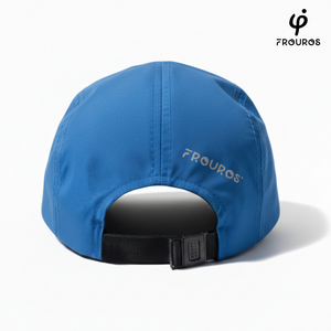 Detalle del cierre ajustable de la gorra azul rey Frouros, diseñado para un soporte ergonómico y cómodo durante maratones y competencias.