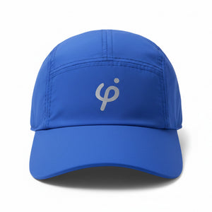 Gorra deportiva Frouros color azul rey con logotipo reflectivo, diseño técnico de cinco paneles en tela transpirable para corredores y triatletas.