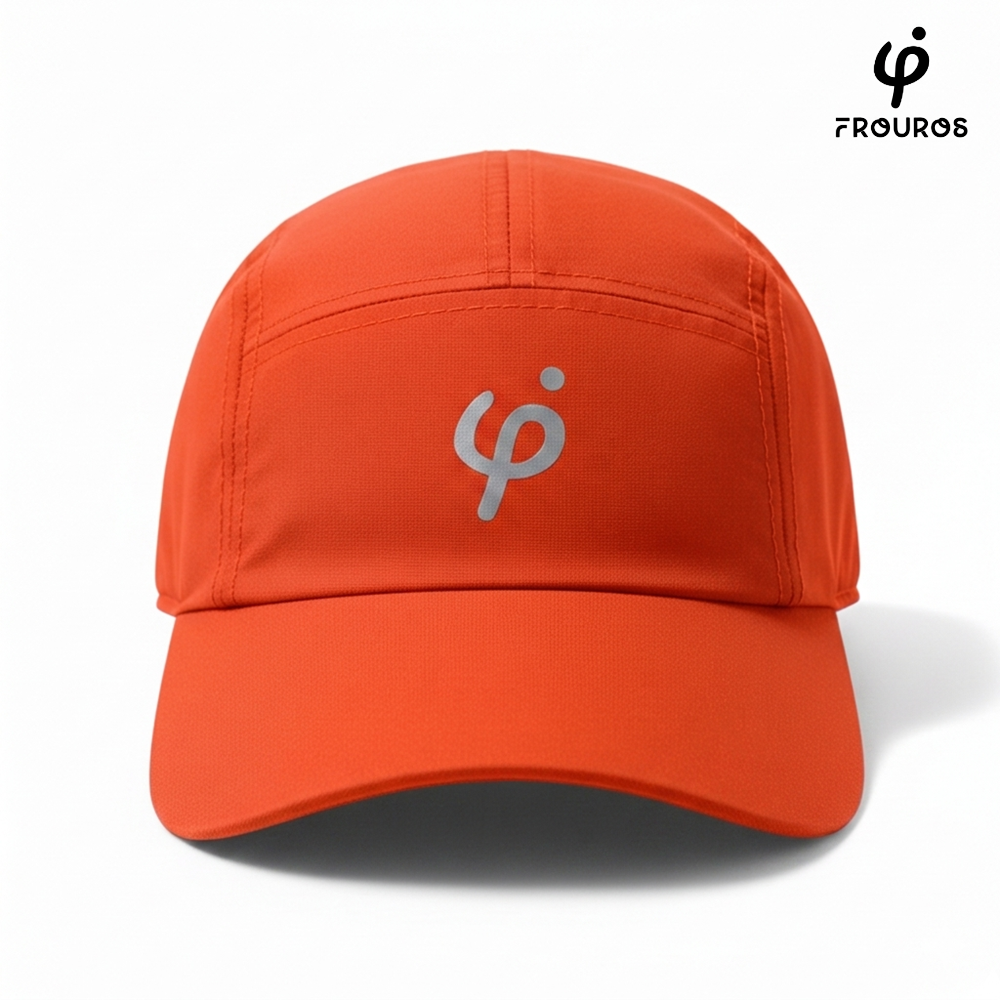 Gorra deportiva Frouros color naranja vibrante con logotipo reflectivo, diseño de cinco paneles transpirable ideal para trail running y actividades de alta visibilidad al aire libre.