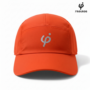 Gorra deportiva Frouros color naranja vibrante con logotipo reflectivo, diseño de cinco paneles transpirable ideal para trail running y actividades de alta visibilidad al aire libre.