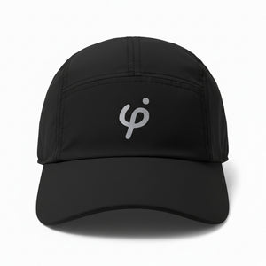 Gorra deportiva técnica Frouros color negra con logotipo reflectivo, diseño de cinco paneles transpirable ideal para maratones, triatlón y uso diario.