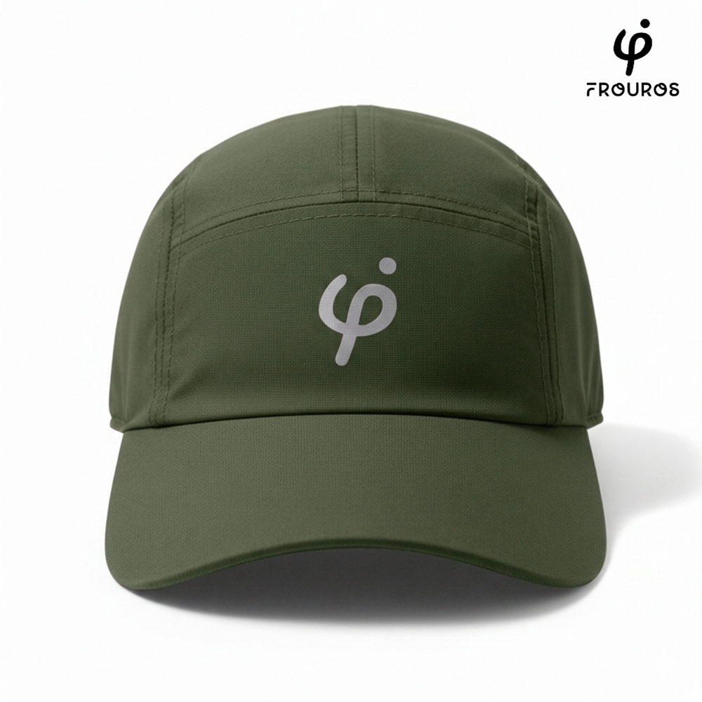 Gorra deportiva Frouros color verde oliva con logotipo reflectivo, diseño de cinco paneles transpirable ideal para senderismo y trail running.