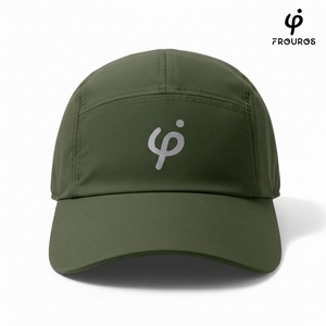 Gorra deportiva Frouros color verde oliva con logotipo reflectivo, diseño de cinco paneles transpirable ideal para senderismo y trail running.
