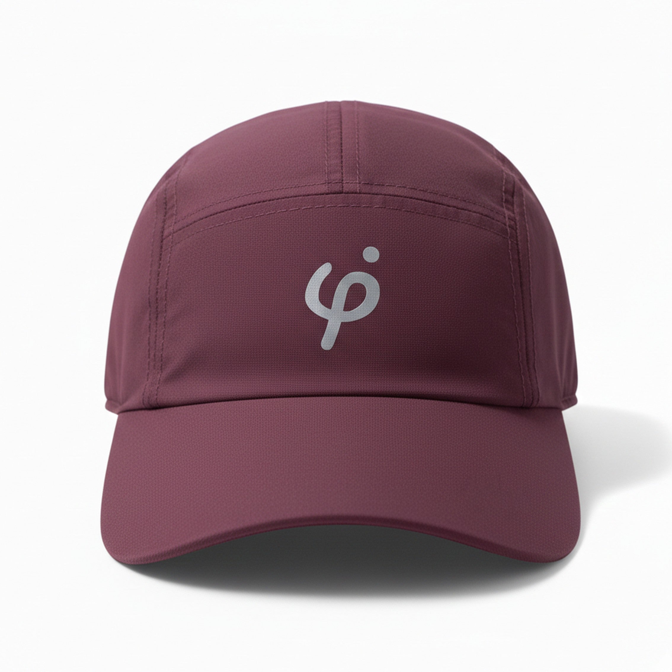 Gorra deportiva Frouros color vinotinto con logotipo plateado, diseño técnico de cinco paneles ideal para entrenamiento diario y estilo de vida activo.
