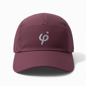 Gorra deportiva Frouros color vinotinto con logotipo plateado, diseño técnico de cinco paneles ideal para entrenamiento diario y estilo de vida activo.