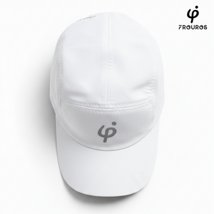 Vista superior de la gorra técnica blanca Frouros, ideal para padel, tenis y running