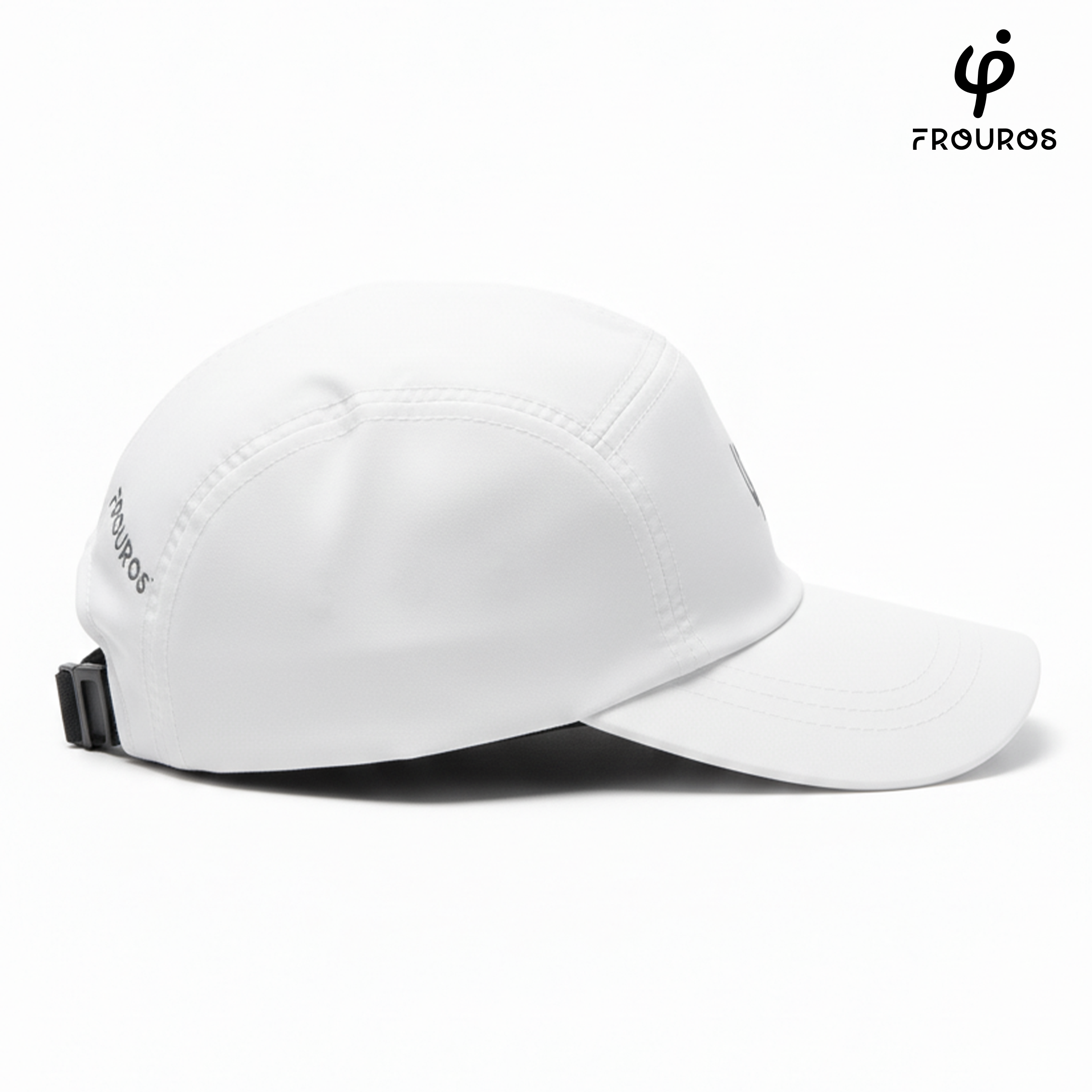 Vista lateral de gorra técnica blanca Frouros, mostrando el tejido de secado rápido y la estructura ligera para máxima ventilación en climas cálidos.