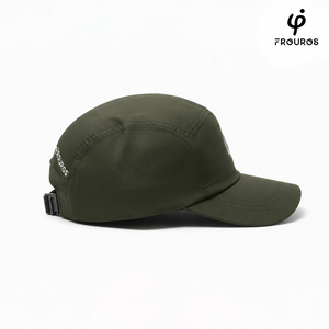 Vista lateral de gorra técnica verde militar Frouros, mostrando el tejido de secado rápido y la estructura ligera para protección solar completa.