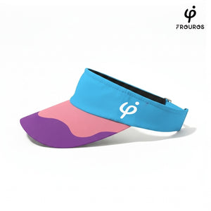 Visera deportiva para niños Frouros con personaje de gacela, diseño tricolor en turquesa, rosa y morado, protección solar infantil para atletismo y recreación.