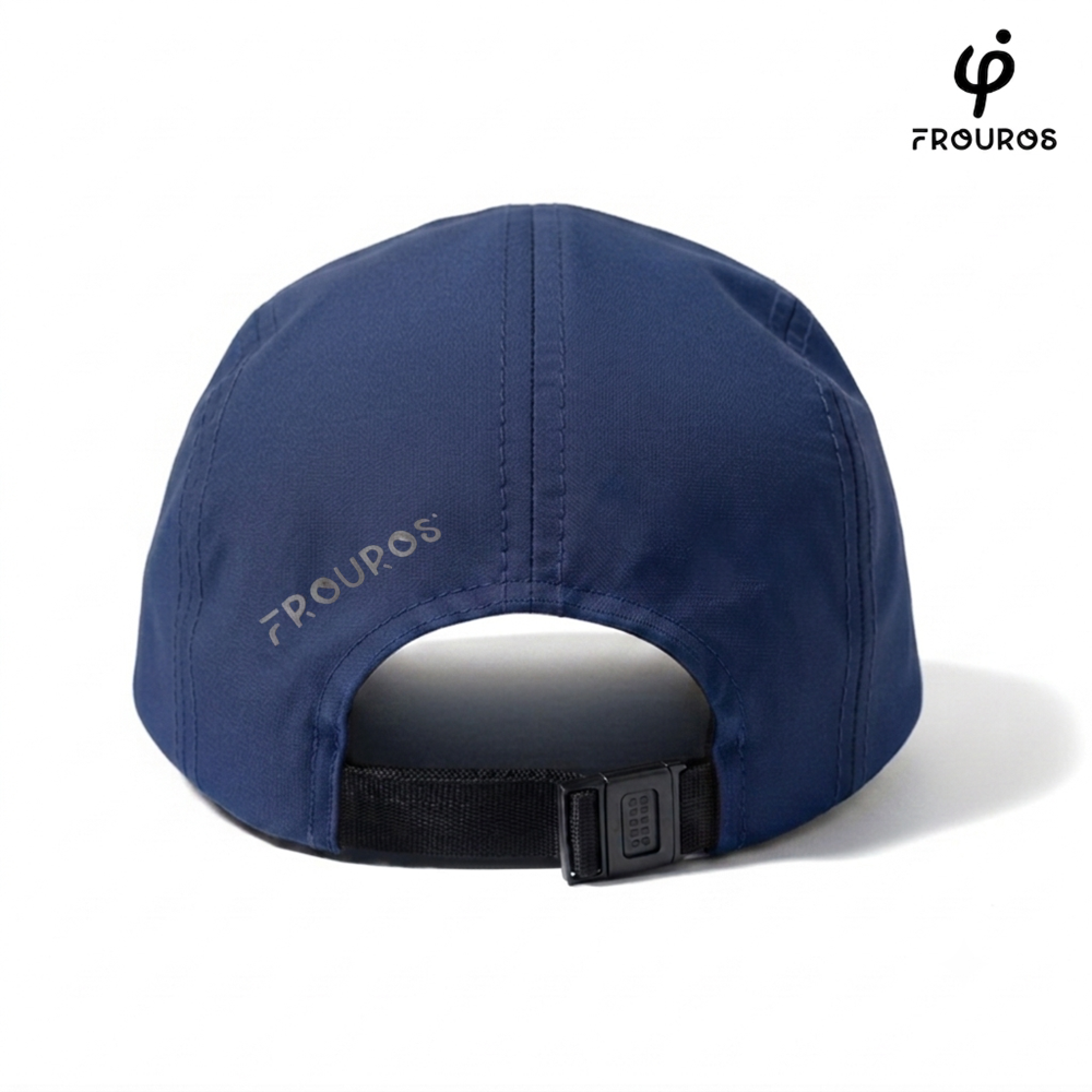 Detalle del cierre trasero ajustable de la gorra deportiva Frouros azul marino (color Turquí) para un ajuste ergonómico y cómodo.