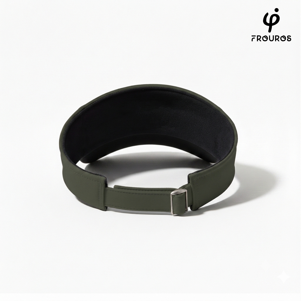 Detalle del cierre ajustable de la visera deportiva Frouros verde oscuro con logotipo para running y protección solar.