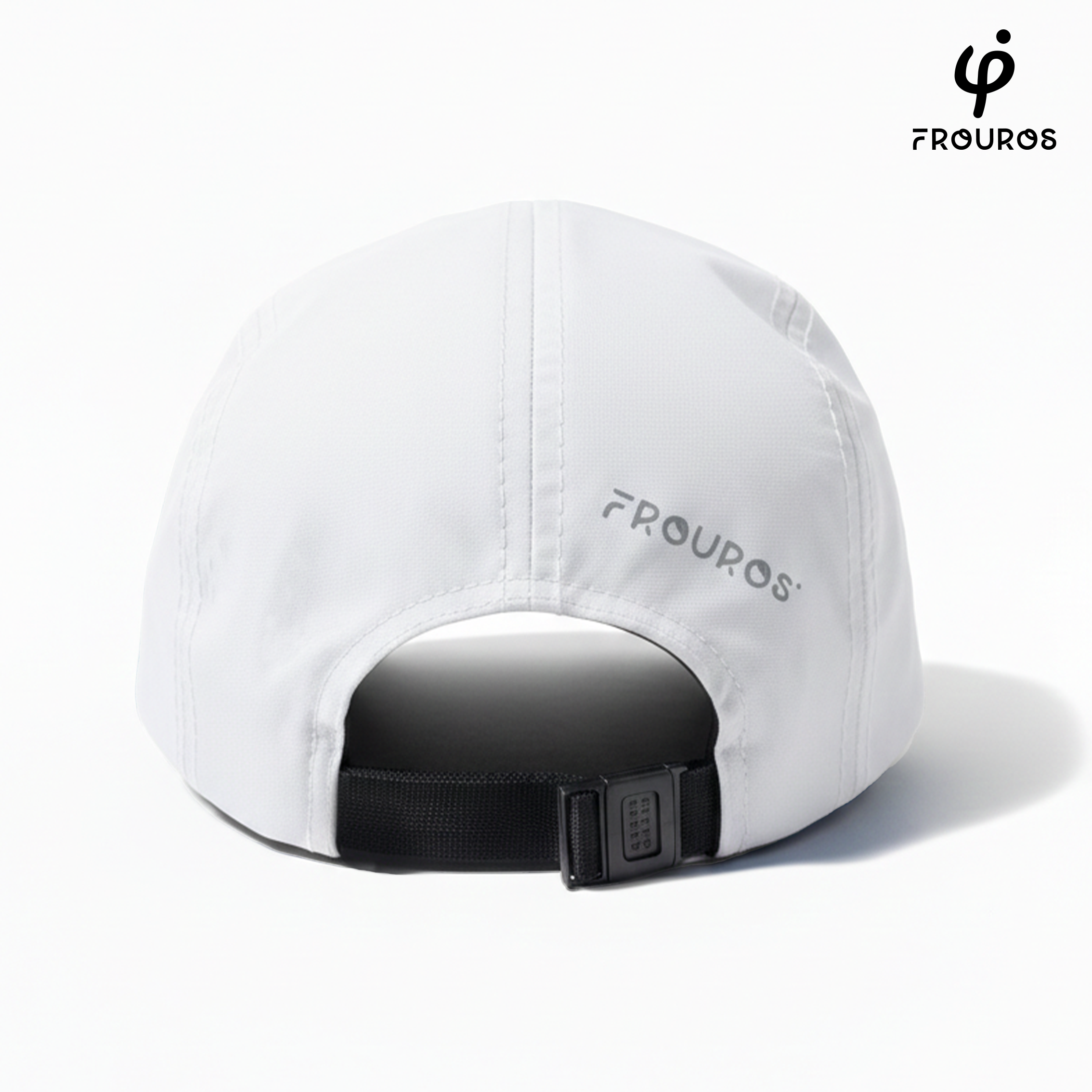 Detalle del cierre trasero ajustable de la gorra blanca Frouros, diseñado para un ajuste seguro y cómodo en actividades diarias y deportes al aire libre.