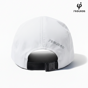 Detalle del cierre trasero ajustable de la gorra blanca Frouros, diseñado para un ajuste seguro y cómodo en actividades diarias y deportes al aire libre.