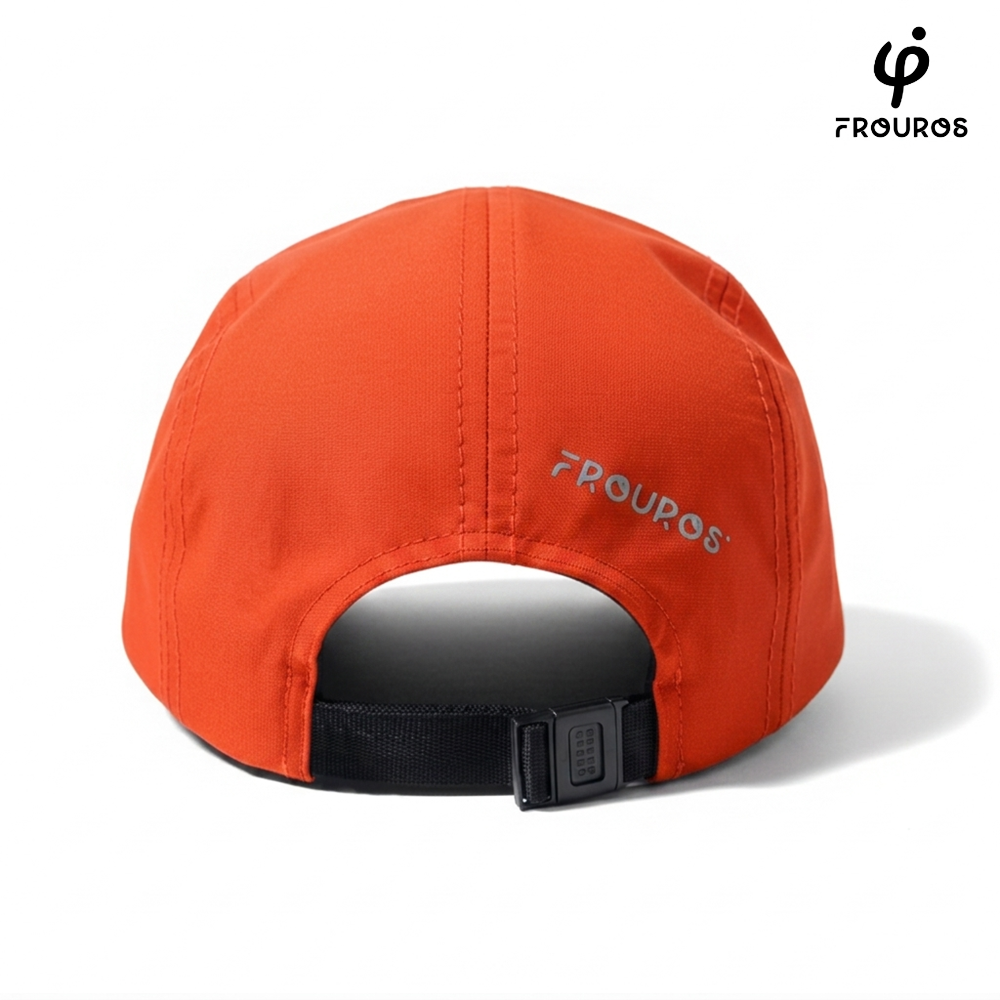 Detalle del cierre trasero ajustable de la gorra naranja Frouros, diseñado para un ajuste seguro en actividades de alto impacto al aire libre.