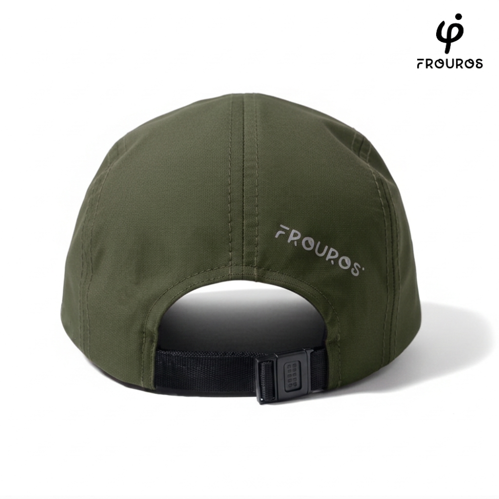 Detalle del cierre trasero ajustable de la gorra verde oliva Frouros, diseñado para un ajuste seguro en actividades de alto impacto al aire libre.