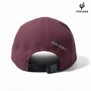 Detalle del cierre trasero ajustable de la gorra burgundy con logo Frouros, mostrando los acabados de alta calidad y el ajuste ergonómico.