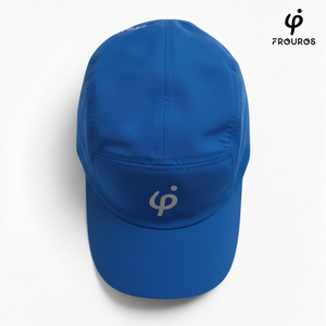 Vista superior de la gorra técnica Azul Rey Frouros, mostrando la costura de calidad y el sistema de ajuste trasero ergonómico para deportes de alto rendimiento.