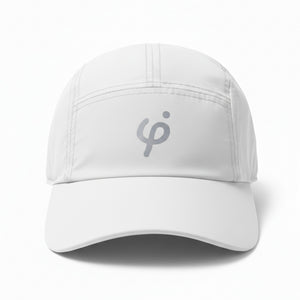 Gorra deportiva Frouros color blanca con logotipo reflectivo, diseño de cinco paneles transpirable ideal para tenis, running y actividades de verano.