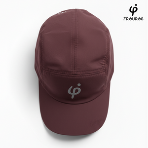 Toma cenital (vista superior) de la gorra técnica Vinotinto Frouros, mostrando la estructura de cinco paneles, la costura de calidad y el sistema de ajuste trasero ergonómico para deportes de alto rendimiento.