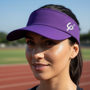 Mujer deportista en pista de atletismo usando visera morada Frouros, protección solar ligera y cómoda para corredores de alto rendimiento.