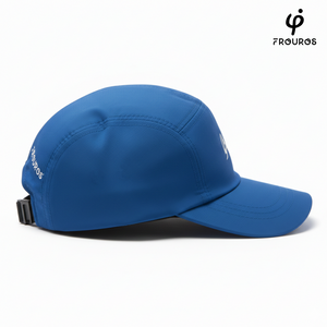 Vista lateral de la gorra azul eléctrico Frouros, destacando la estructura ligera de secado rápido para un entrenamiento intenso.