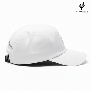 Vista lateral de gorra técnica blanca Frouros, mostrando el tejido de secado rápido y la estructura ligera para máxima ventilación en climas cálidos.