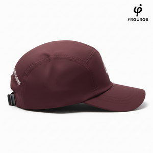 Vista de perfil de la gorra técnica vinotinto Frouros, resaltando el tejido ligero y la estructura de alto rendimiento para corredores.