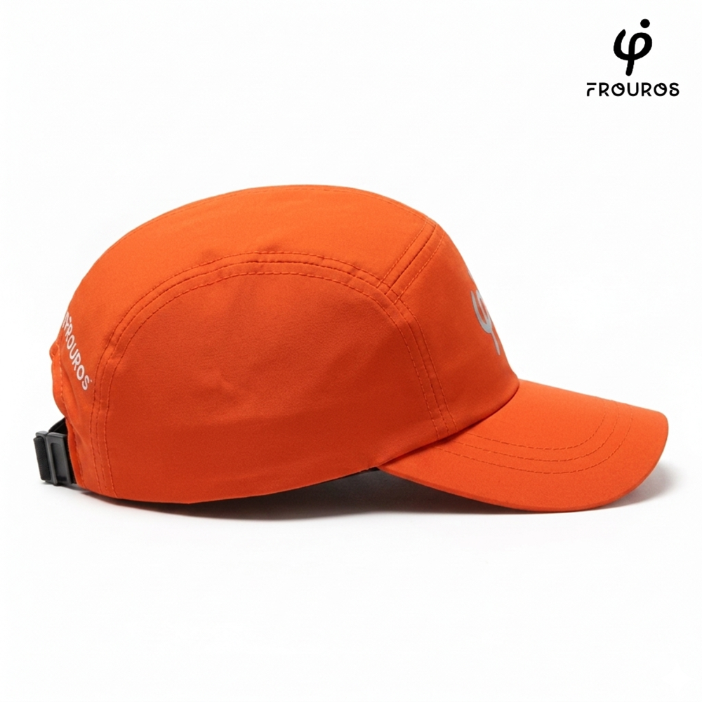 Vista lateral de gorra técnica naranja Frouros, mostrando el tejido de secado rápido y la estructura ligera para protección solar completa en exteriores.