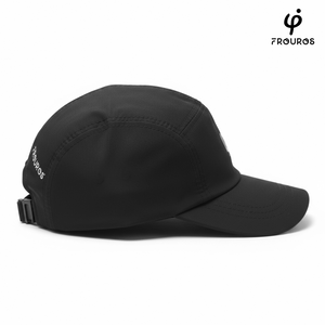 Vista lateral de gorra técnica negra Frouros, mostrando el tejido performance de secado rápido y la estructura ligera para protección solar completa.