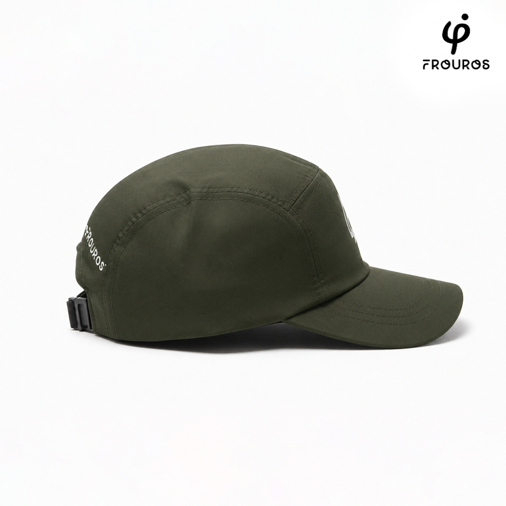 Vista lateral de gorra técnica verde militar Frouros, mostrando el tejido de secado rápido y la estructura ligera para protección solar completa.