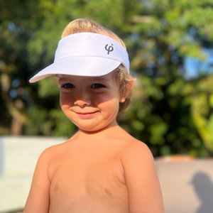 Primer plano de niño usando visera blanca Frouros, destacando el ajuste perfecto y la protección en el rostro para actividades recreativas.