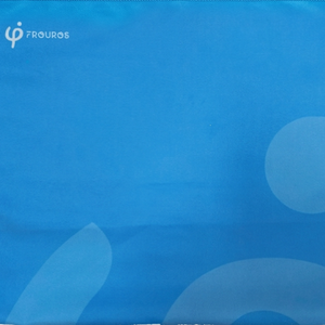 toalla deportiva Frouros plegada de forma compacta, demostrando el ahorro de espacio ideal para llevar en la maleta del gym o mochila de senderismo.