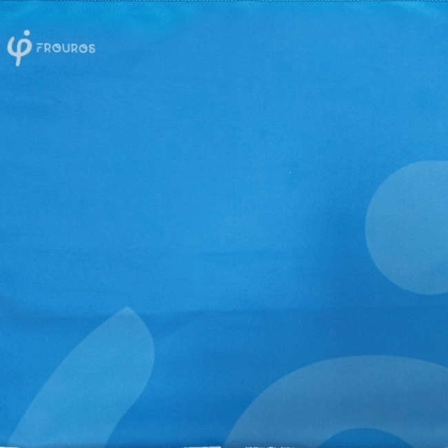 toalla deportiva Frouros plegada de forma compacta, demostrando el ahorro de espacio ideal para llevar en la maleta del gym o mochila de senderismo.