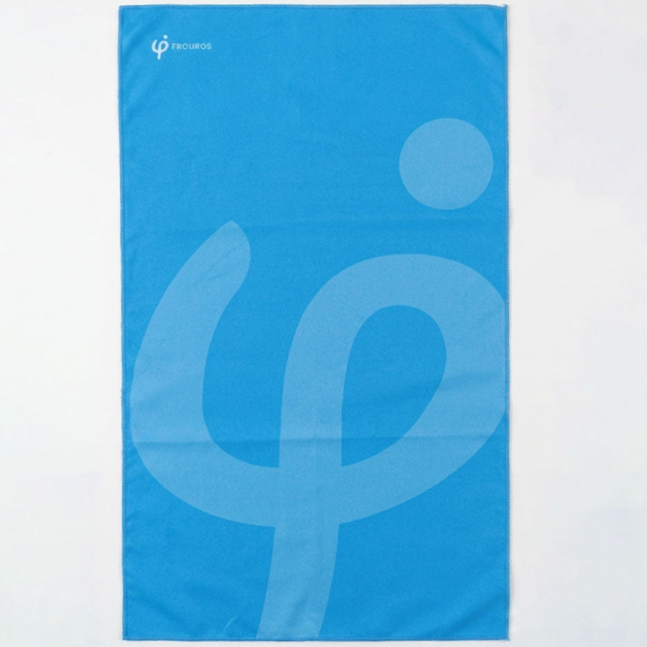 Toalla de microfibra absorbente Frouros color azul cyan con logotipo, ideal para natación, gimnasio y viajes por su diseño ligero y secado rápido.