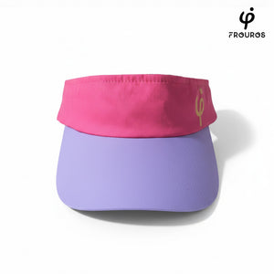 Visera deportiva bicolor fucsia lavanda Frouros, accesorio de alto rendimiento para tenis, pádel y running.